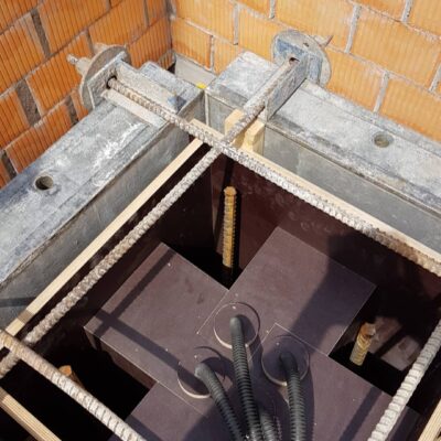 Treppenkern Schalung von oben zum Befülen. mit Beton